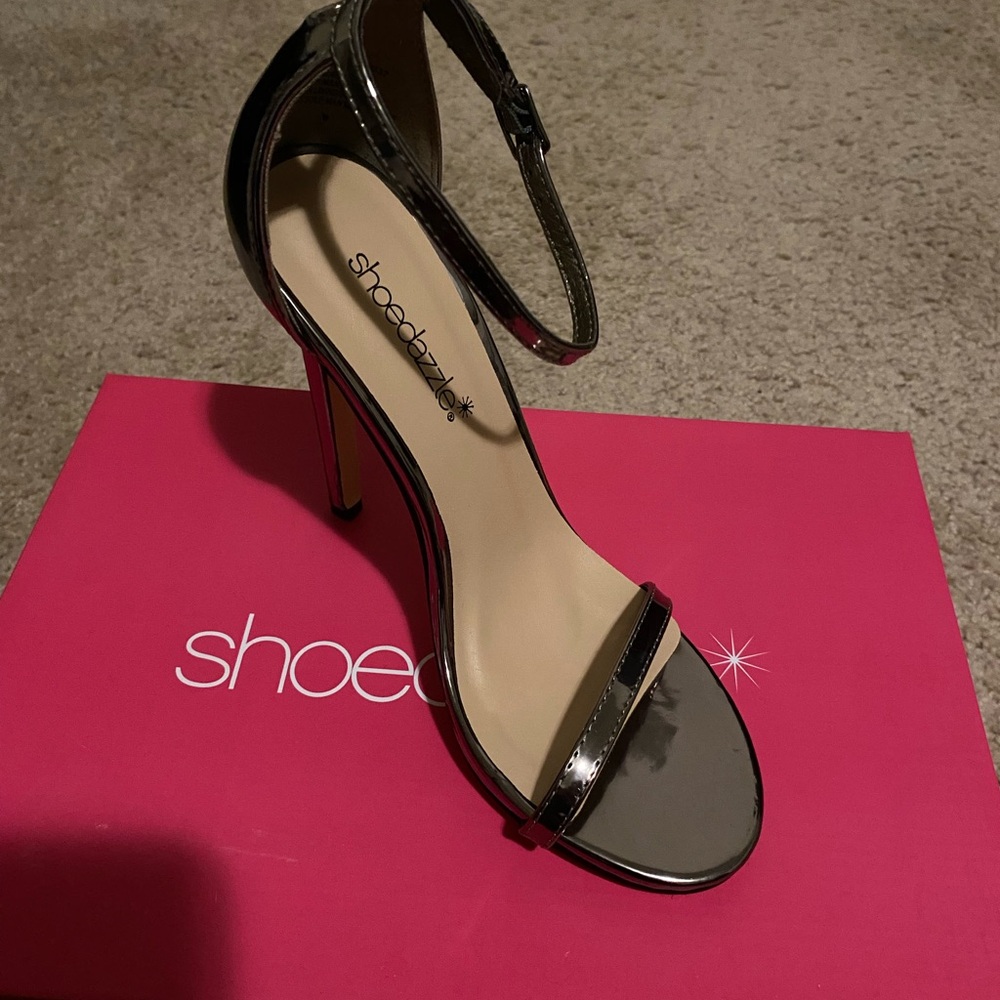 Gray Reflective Elegant Heels for Timeless Sophistication